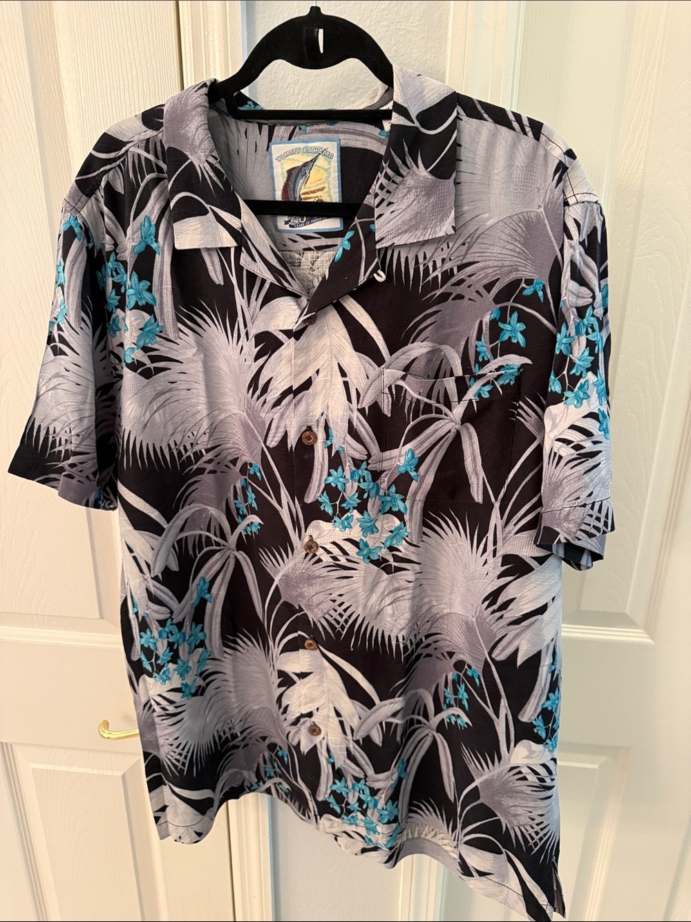 Men's Black & Gray Tropical Print Short-Sleeve Shirt with Teal Accents